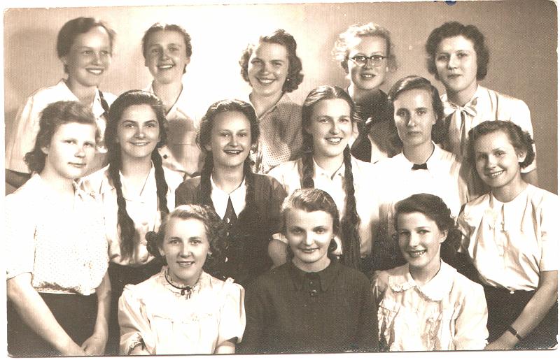 nasza_klasa.jpg - Nasza klasa 
Podaję kolejno od góry z lewej, jak się która zwie. 
Irena Gadoś, Zosia Szczepańska, Kazia Ujazdowska, Ela Jasiorowska, Gienia Bieniek 
Zosia Wójcik, Basia Szafrańska, Basia Wińciorek, Jagoda Sadalska, Teresa Olszewska, Hala Tracz 
Basia Gasińska, prof. Anna Laskowska i Basia Mazurek.