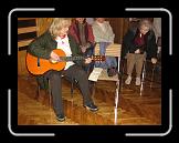 IMG_0164 * Gitarzystka i wspólne śpiewanie * 1600 x 1200 * (731KB)