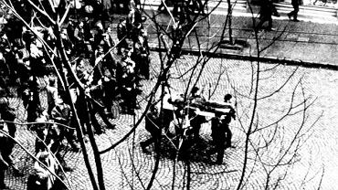 17 grudnia 1970. Robotnicy nios� cia�o 'Janka Wi�niewskiego' pod siedzib� Miejskiej Rady Narodowej